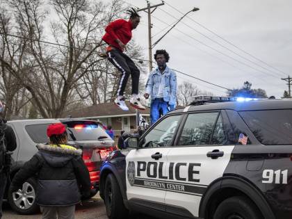 Minneapolis (e Usa) in fiamme. Via agente e capo della polizia