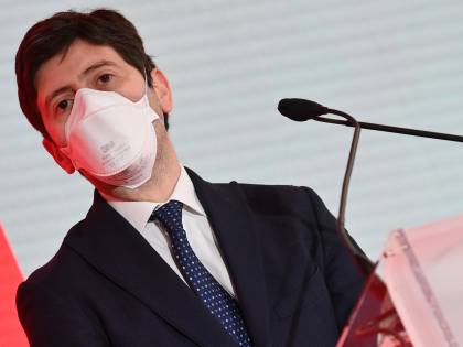 "Assolutamente no, è una battaglia politica". Speranza non molla la poltrona
