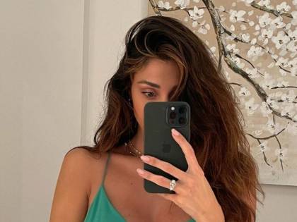 Belen se la spassa alle Maldive e fa infuriare il web: "Ci sei per lavoro?
