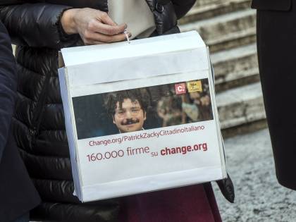 Niente processo né avvocati Zaki in carcere altri 45 giorni