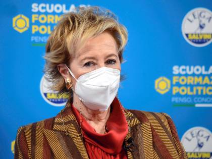 Moratti: "Vaccini, la terza dose in farmacia"