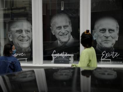 La regina da sola, esclusi i coniugi separati. L'ultimo viaggio di Filippo in Land Rover