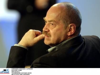 "Una minaccia la divisa? No, peggio i politici in giacca e cravatta" "Una minaccia la divisa? No, peggio i politici in giacca e cravatta"
