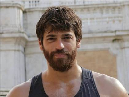 Can Yaman sparito dai social. Cosa c'è sotto