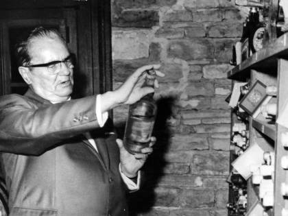 Via l'onorificenza al dittatore rosso. E i comunisti insorgono
