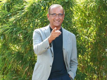 Carlo Conti torna a giocare con i vip a chi indovina tutte le "top 10"