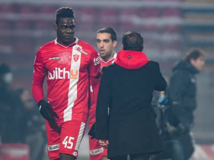 "Mi tradisci con Balotelli". E viene massacrata di botte