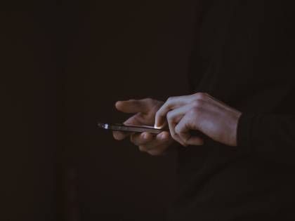 "Il tuo pacco sta arrivando, seguilo qui". L'ultima truffa via sms