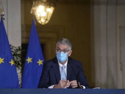 Virus, effetto vaccini: "Tre malati su quattro ora sono asintomatici"