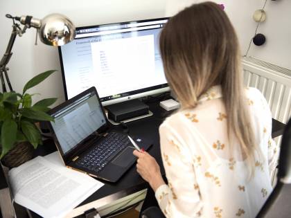 Cade in smart working: risarcita con 20mila euro
