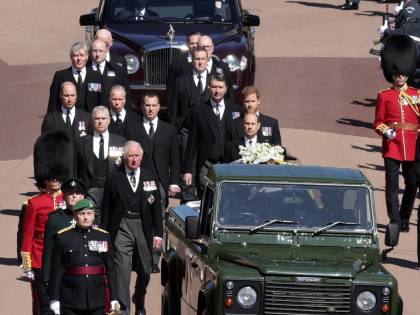 La solitudine della Regina un passo indietro al suo Filippo