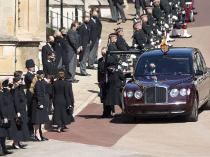 Il pianto della Regina, il dolore di Carlo. Per l'addio al nonno William e Harry tornano a parlarsi