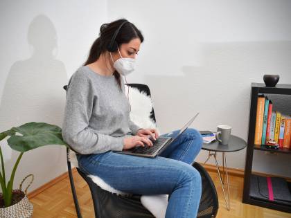 Impiegata cade in casa facendo smart working. L'Inail le dà 20mila euro