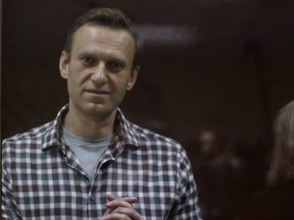 Medici civili da Navalny "Se non mangia muore". E lui elettrizza la piazza