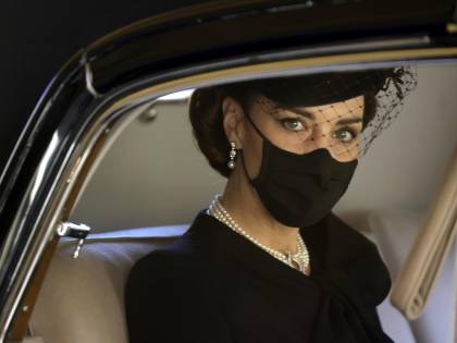 L’ultimo sfregio di Kate a Meghan, per il funerale di Filippo indossa le perle di Diana