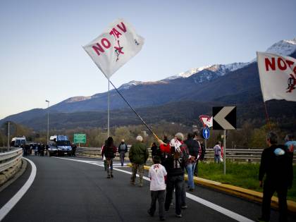 Follia No Tav in autostrada: un cavo d'acciaio ad altezza uomo