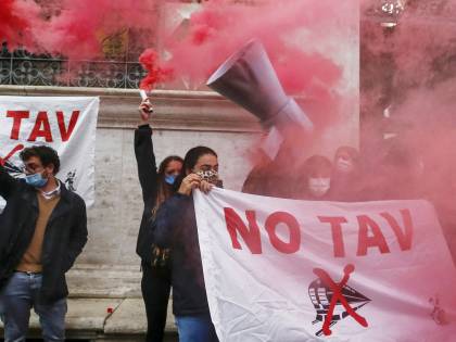 In Val Susa guerriglia No Tav. Attivista ferita negli scontri
