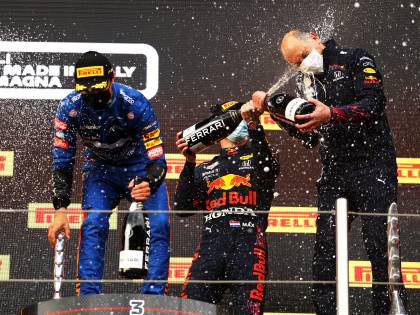 Un olandese al volante si è messo tra Hamilton e l'ottavo Mondiale