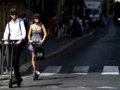 Casco, giubbotto riflettente e divieto dopo il tramonto: cosa cambia per il monopattino