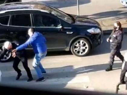 "Ma chi ti conosce? Io ti ammazzo". Pesta il vigile che lo ha multato