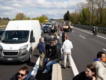 I ristoratori bloccano ancora l'Autosole. "Ci prendono in giro, fateci lavorare"