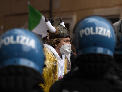 Fascisti, evasori, sfigatissimi: l'odio rosso per l'Italia in ginocchio