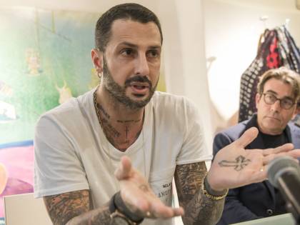 "Ho perso molto sangue". La polemica travolge Corona