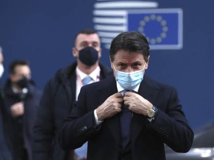 Vincono Raggi e Di Maio: "È già un Conte dimezzato"