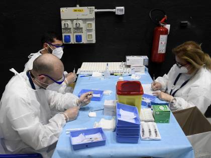 Ecco il vaccino nelle uova: "Un miliardo di dosi all'anno"