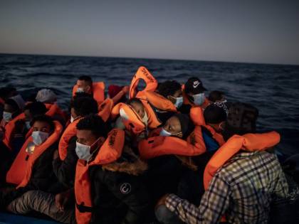 Trucchi e collusioni con i trafficanti. Ecco la maxi inchiesta che inchioda le Ong sui migranti in Italia