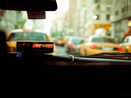 Corse giù dell'80%, via ai nuovi "buoni taxi". Un anno per fornire l'elenco dei wc pubblici