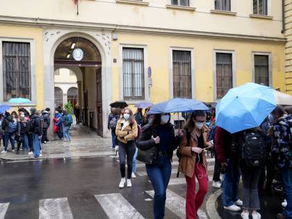 Studenti come sentinelle anti Covid. Ok ai test salivari molecolari in Lombardia