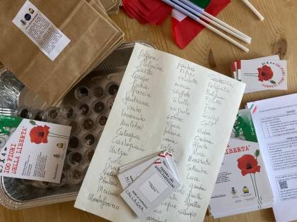 Il "kit del partigiano" per bambini fa infuriare Lega e FdI Il "kit del partigiano" per bambini fa infuriare Lega e FdI