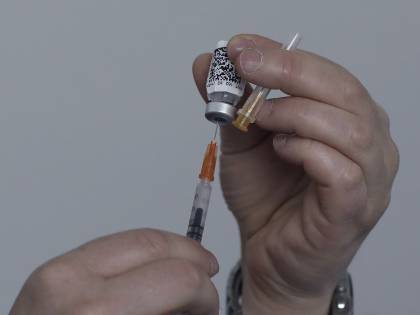 Soluzione salina al posto del Pfizer. Così il medico di base ha "vaccinato" 30 pazienti