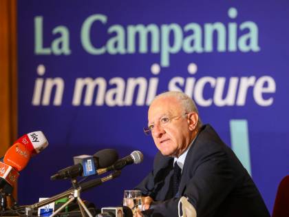 Il niet di De Luca: "La Campania non ci sta". In Lombardia e Toscana ritardi e dosi rinviate