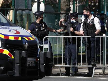 Ancora terrore a Parigi: poliziotta sgozzata al grido di "Allah Akbar"