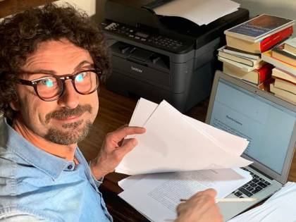 Anche Toninelli scrive un libro. "Senti il tuo amico Speranza..."