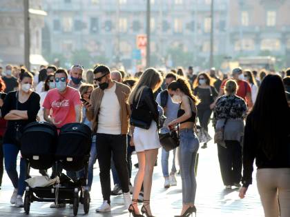 Assembramenti da nord a sud, l'Italia anticipa la zona gialla. A Milano intervengono i carabinieri