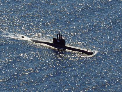 Affiorano relitti in mare: il sottomarino è affondato. Lo strazio dei familiari delle 53 persone a bordo