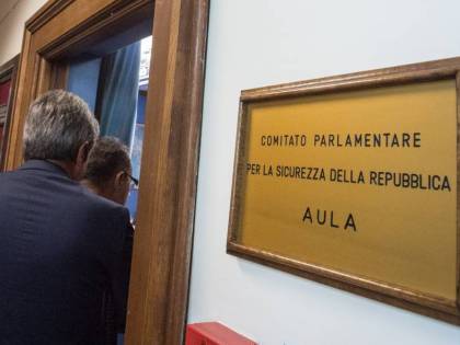 "Terra di appetiti e spionaggio". Cosa c'è dietro la guerra sul Copasir