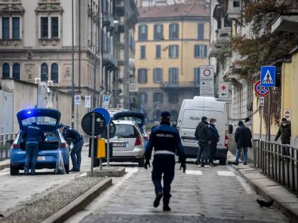 Buttata a terra per 10 euro: la rapina choc delle ragazzine all'anziana