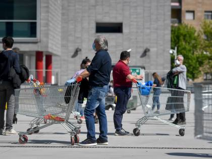 Il virus sui carrelli e i pos: come ci si contagia ai supermercati