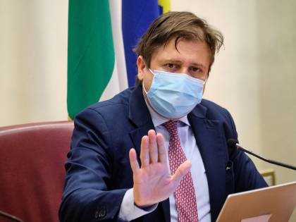 "Presto via la mascherina". Ma Ema avverte: "Attenti"