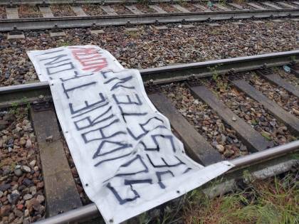 Così i No Tav hanno umiliato un macchinista: l'assalto vergognoso