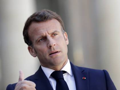 Francia, l'esercito di ex generali contro Macron. "Difenderemo il patriottismo dall'islamismo"