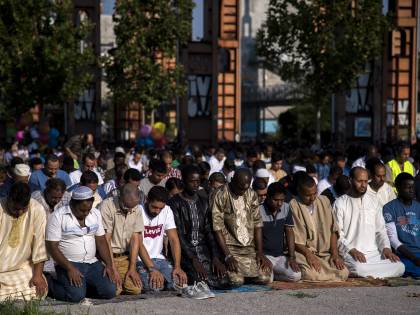 "La Francia va difesa dall'islamismo". I generali contro Macron