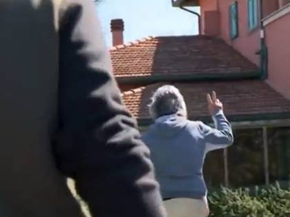 "È pentito del video?". Ma Grillo fa il segno della vittoria