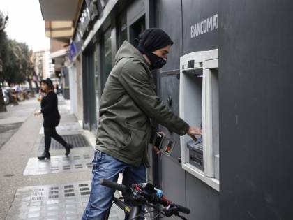 La banca che chiude i bancomat: cosa cambia sui contanti