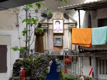 Dal "re di Forcella" a Ugo Russo: viaggio tra i santuari dei criminali
