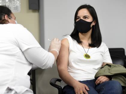 Scoppia il caos vaccini: "Pfizer dopo 21 giorni". AstraZeneca per 50enni